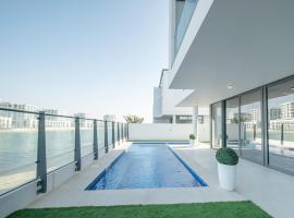 Luxury Villa direct beach access with private pool, villa in Al Ḩamrīyah