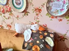 Central Antique Gallery Apartment by the River -Self Check-in