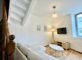 Petite Maison de ville face au château et du canal, hotel v destinaci Josselin
