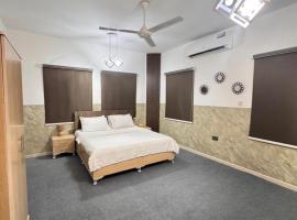 غرف فندقية راقية في شارع الموج - موقع مميز وخدمة فندقية, guest house in Ma‘ābīlah