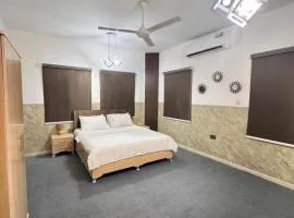 غرف فندقية راقية في شارع الموج - موقع مميز وخدمة فندقية High-End Hotel Rooms in Al Mouj - Great Location with Hotel-Style Comfort