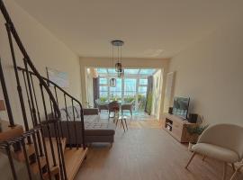 Frisch renoviertes FH Südblick am Meer in Breege, Meerblick von allen drei Etagen, Terrasse, Balkon, Sauna und Parkplatz，位于布雷格的酒店