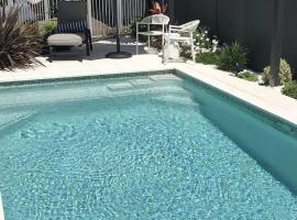 Courtyard Pool Studio Private Luxe Retreat、Coal Pointのアパートメント