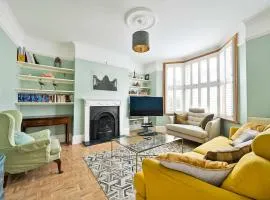 Chic House With Free Parking and Private Backyard