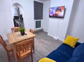 House for 8 in Gillingham close to train station with free parking, hotel in Gillingham
