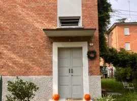 ROSSENA HOME tranquillo appartamento, con giardino, vicino al centro ed all'Ospedale Santa Maria Nuova SMN