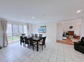 Family & Pet-Friendly 4BR Home Freshly Renovated near Transport & Malls, отель в городе Kuraby