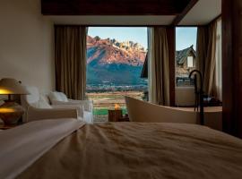 Tennessee Moutain Lodge - A Luxury Farmstay with Jade Dragon Views-Baisha Village Branch-Organize Outdoor Sports & English Services & Breakfast and Afternoon Tea&Tickets Reservation Services, khách sạn ở Baisha