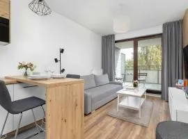 Aleja Kijowska Kraków Modern Apartment with Balcony and Parking by Noclegi Renters