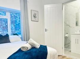 Modern 8-Bed Guest House, 5 Mins to Heathrow, хотел в Northolt