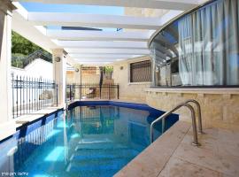Villa Rose- Luxury Mountain Hideaway with Private Pool & Jacuzzi, khách sạn ở Kefar Weradim