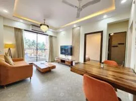 The Retro Corner - Modern 1BHK Apartment, Pool Access - Quick to Beach