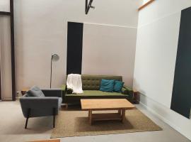 Bright & Unique Loft in the Heart of Azeitão, hotel i Azeitão