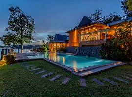 Nambo Villa - Stunning luxury seafront pool villa 4 BR