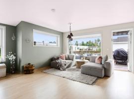 Spacious 4-BR Free Parking Tønsberg, hotel in Tønsberg