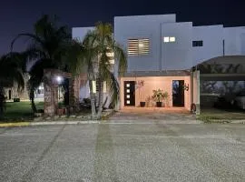 Casa completa y equipada 4 habitaciones 6 camas asador y juguetes para niños A 10 minutos de parques industriales, clínicas 71 y 16 del IMSS y del ISSSTE juegos Arcade