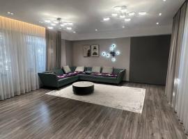 House at the foot of the mountains, Ala Archa park is 10 min walk, hotel em Baytyk