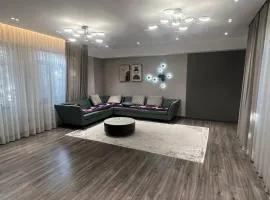 House at the foot of the mountains, Ala Archa park is 10 min walk