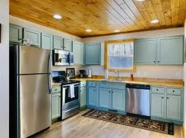 Oak Tree cabin near the Shenandoah River