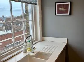 Aspen-free parking-Grade II listed-second floor two bedrooms apartment