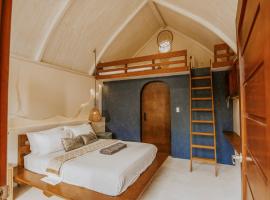 Luna and Sol Beach Resort, hôtel à Zambales