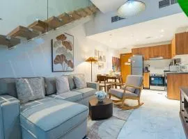 2BR Poolside Haven - Chic Serene Splash Escape