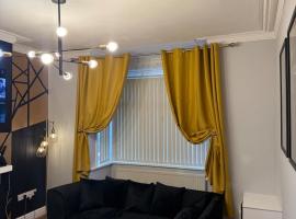 Stylish 3 BR home & Game room & Family Lounge، فندق في دادلي