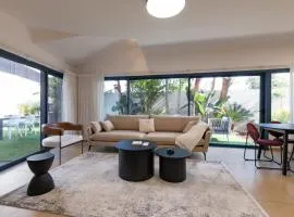 O&O Group - Huge Villa With Jacuzzi By The Beach