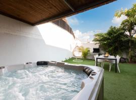 O&O Group -Beachside Villa w Private Jacuzzi, villa in Rishon LeẔiyyon