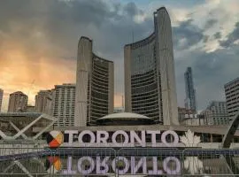 Central Toronto Retreat - Steps to Eaton Centre and Dundas Square