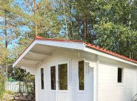 Glamping in a Bungalow Deluxe by the Forest w Swimmingpool near Golf and the Baltic Sea Beach，位于Järna的山林小屋