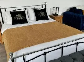 1-Bed Apartment - Sleeps 2 & Countryside Views