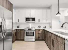 Peaceful 2BR by the Bay Pool and Coastal Vibes