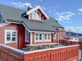 4 Bedroom Lovely Home In Leinøya, hotel in Fosnavåg