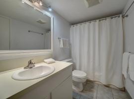 Pelican Place closet to beach, khách sạn spa ở Đảo Padre