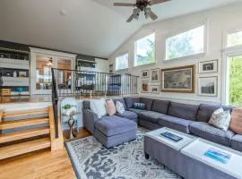 Within minutes to Ski Resorts and fireplace