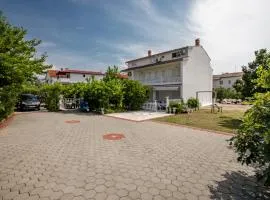 Mile Ferienhaus-excellent location close to Rab