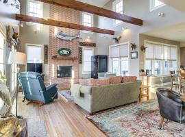 Eastern Shore Group Getaway! Riverfront Home, hotel in Woolford