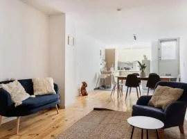 Cosy EU Apartment - Central, Parking, Terrace