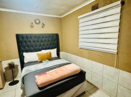 Tseleng Guest House, hotel in Vosloorus