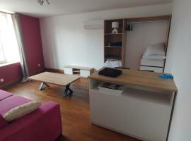 Studio cosy et lumineux avec climatisation, hotel i Châteauroux