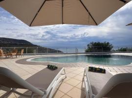 Luxury Villa with Pool and Garden, hotel in Ricadi
