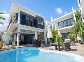 Villa Alizée - Boutique Hôtel Expérience - Idéal Couples & Pros - Piscine - Restaurant - Rooftop bar - Parking privé - 10min Port-Louis - Ambiance Tropical chic & authentique, hotel in Port Louis