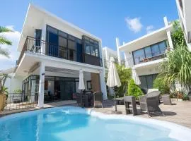 Villa Alizée - Boutique Hôtel Expérience - Idéal Couples & Pros - Piscine - Restaurant - Rooftop bar - Parking privé - 10min Port-Louis - Ambiance Tropical chic & authentique