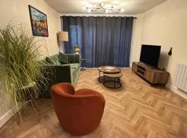 2 Bedroom City Centre garden flat with Secure Parking