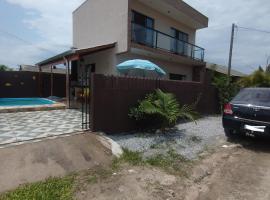 Casa com piscina próximo à praia, hotel in Matinhos
