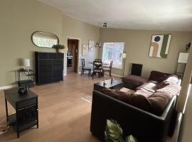 Spacious Fully Furnished 3BR Fully Fenced Home, hotel in Riverside