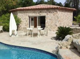 Charmant studio vue piscine idéal en couple, calme et détente assurés