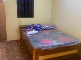 Brikama line house, hotel sa parkingom u gradu Brikama