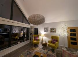 Modern and Dog Friendly Holiday Home with Sea Loch Views, villa in Breaclete